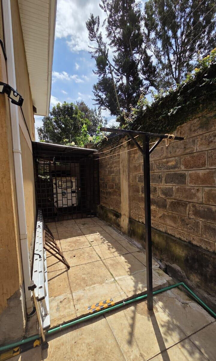 4BR Townhouse on 0.5 Acres with Guest House & Generator - Kitisuru
