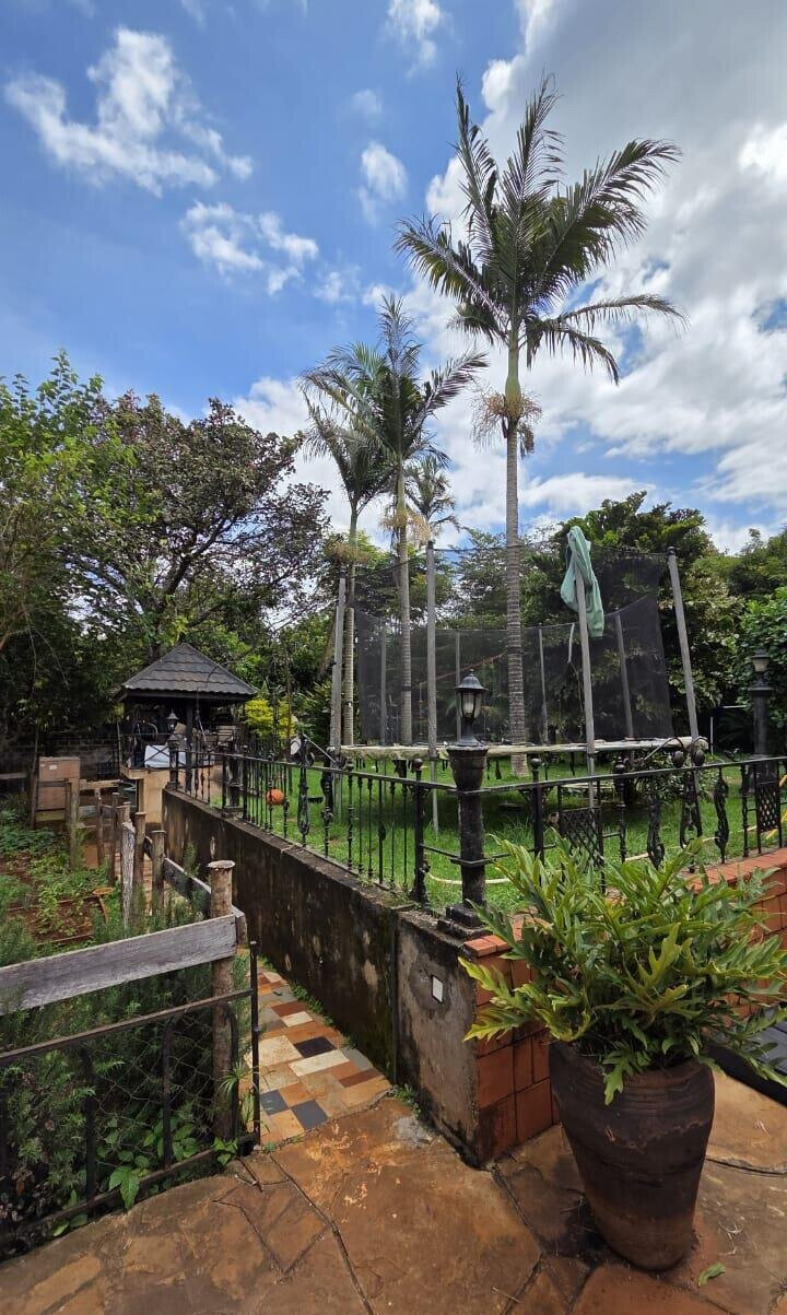 4BR Townhouse on 0.5 Acres with Guest House & Generator - Kitisuru