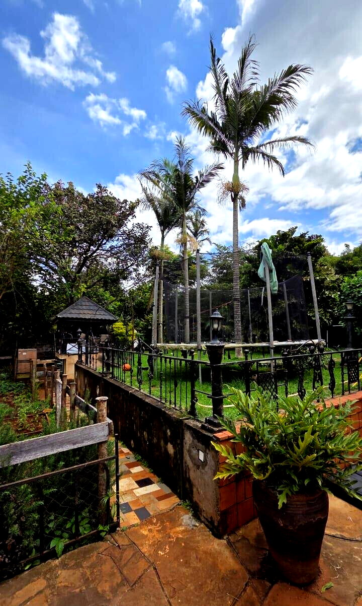 4BR Townhouse on 0.5 Acres with Guest House & Generator - Kitisuru