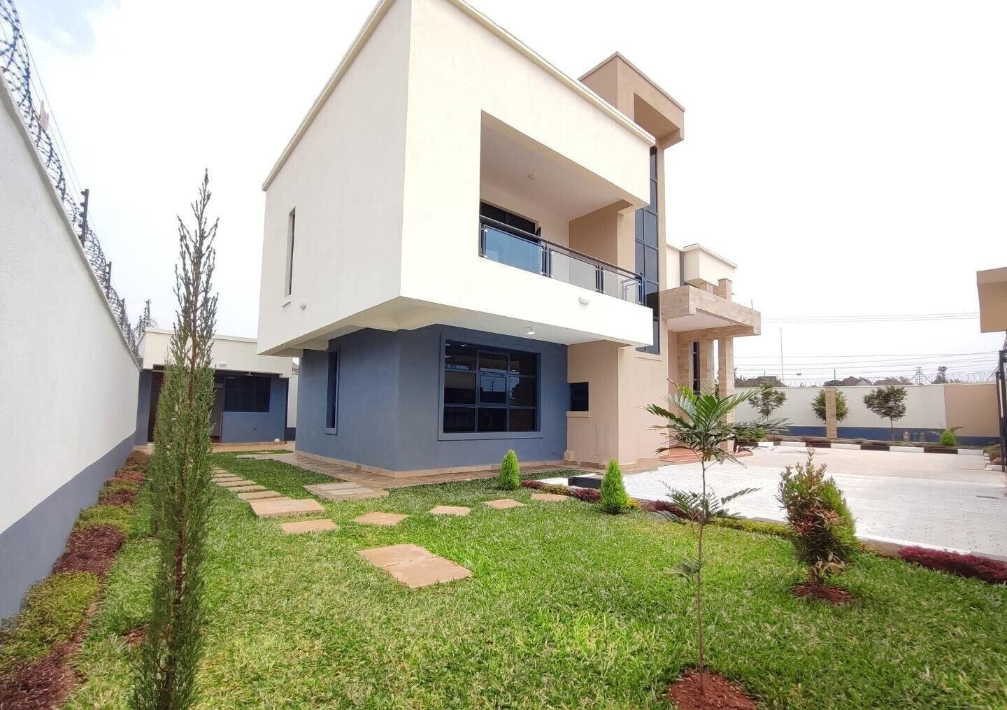 4BR Townhouse with DSQ & Ready Title - Thika Githingiri