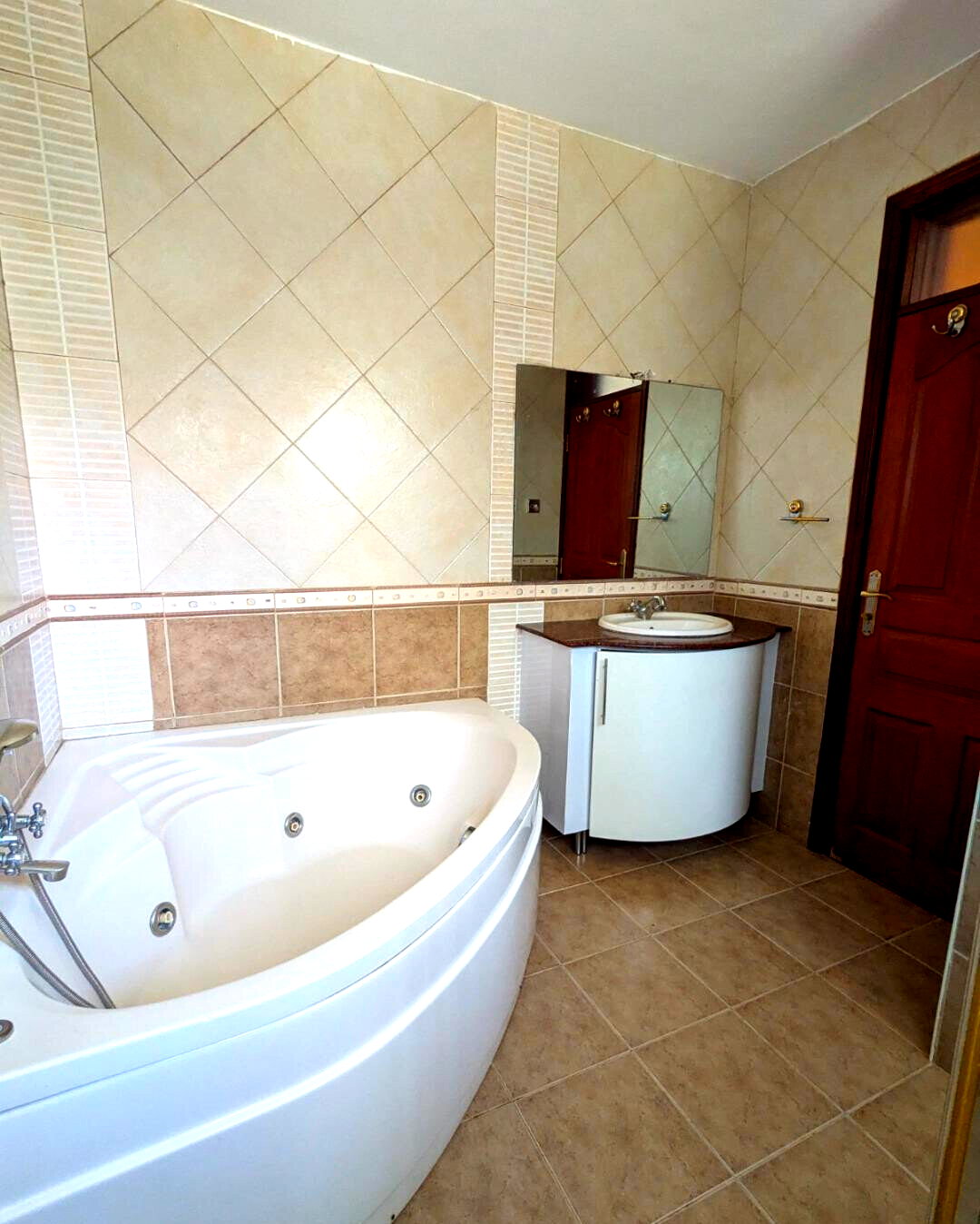 4BR Townhouse with Gym & Garden in Westlands