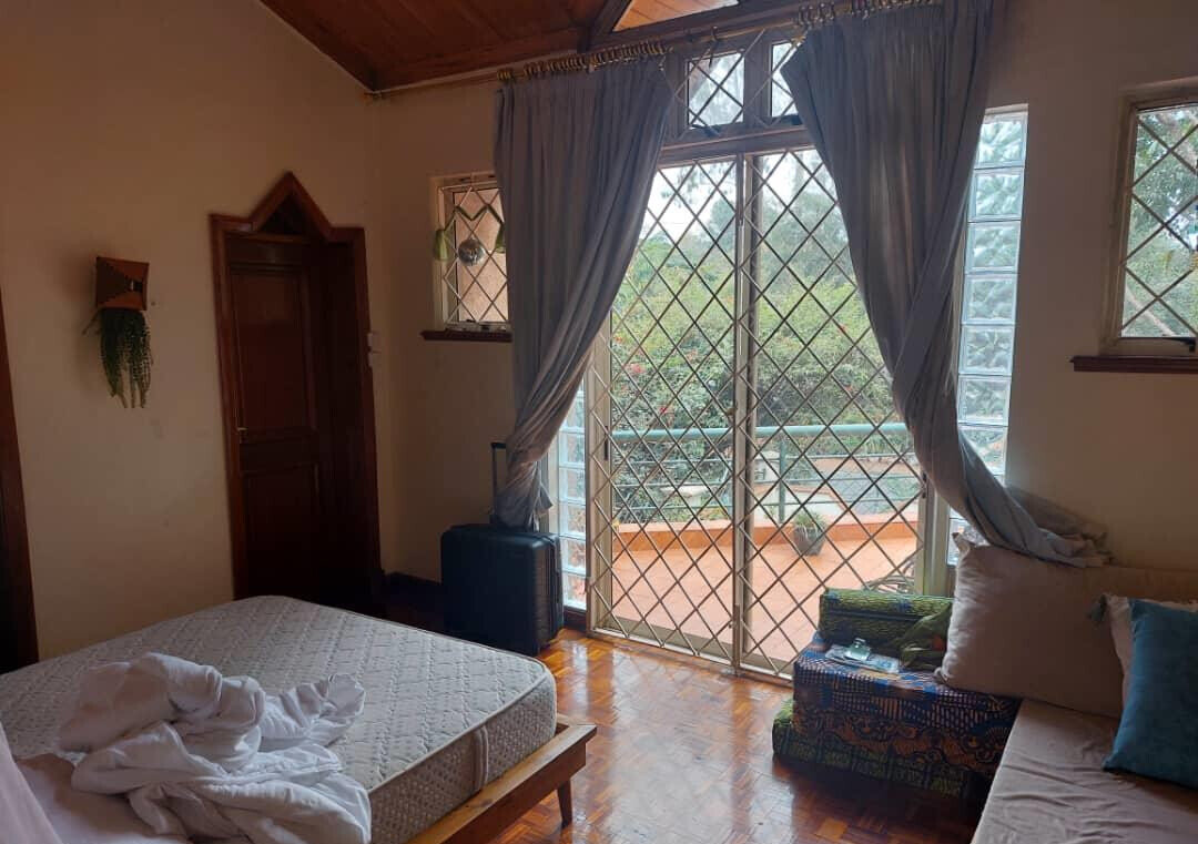 4BR Townhouse with Sunroom & Pet-Friendly Garden - Kilimani