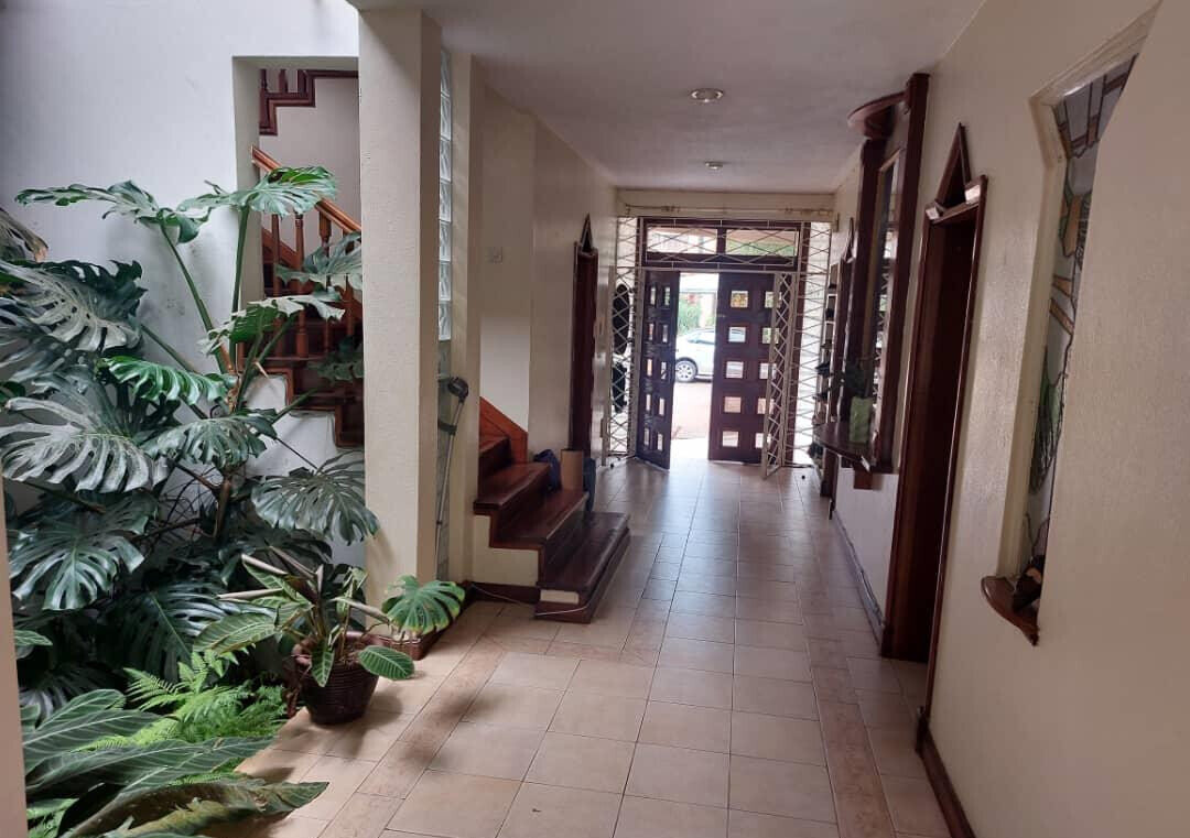 4BR Townhouse with Sunroom & Pet-Friendly Garden - Kilimani