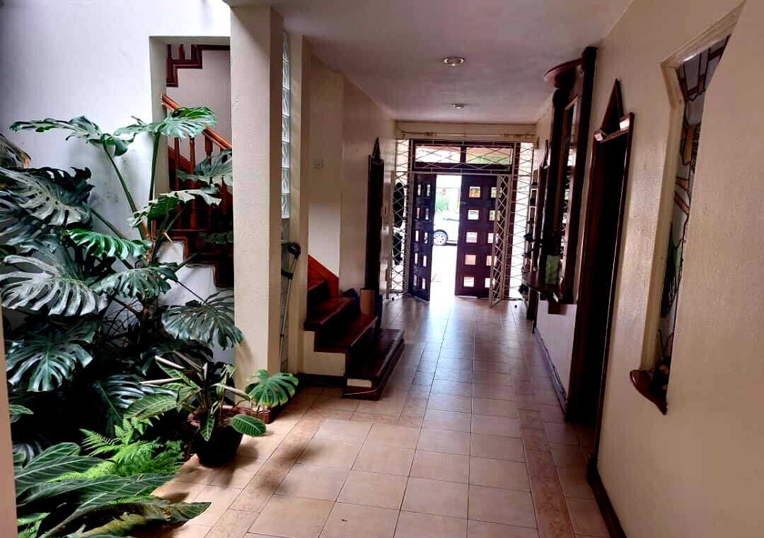 4BR Townhouse with Sunroom & Pet-Friendly Garden - Kilimani