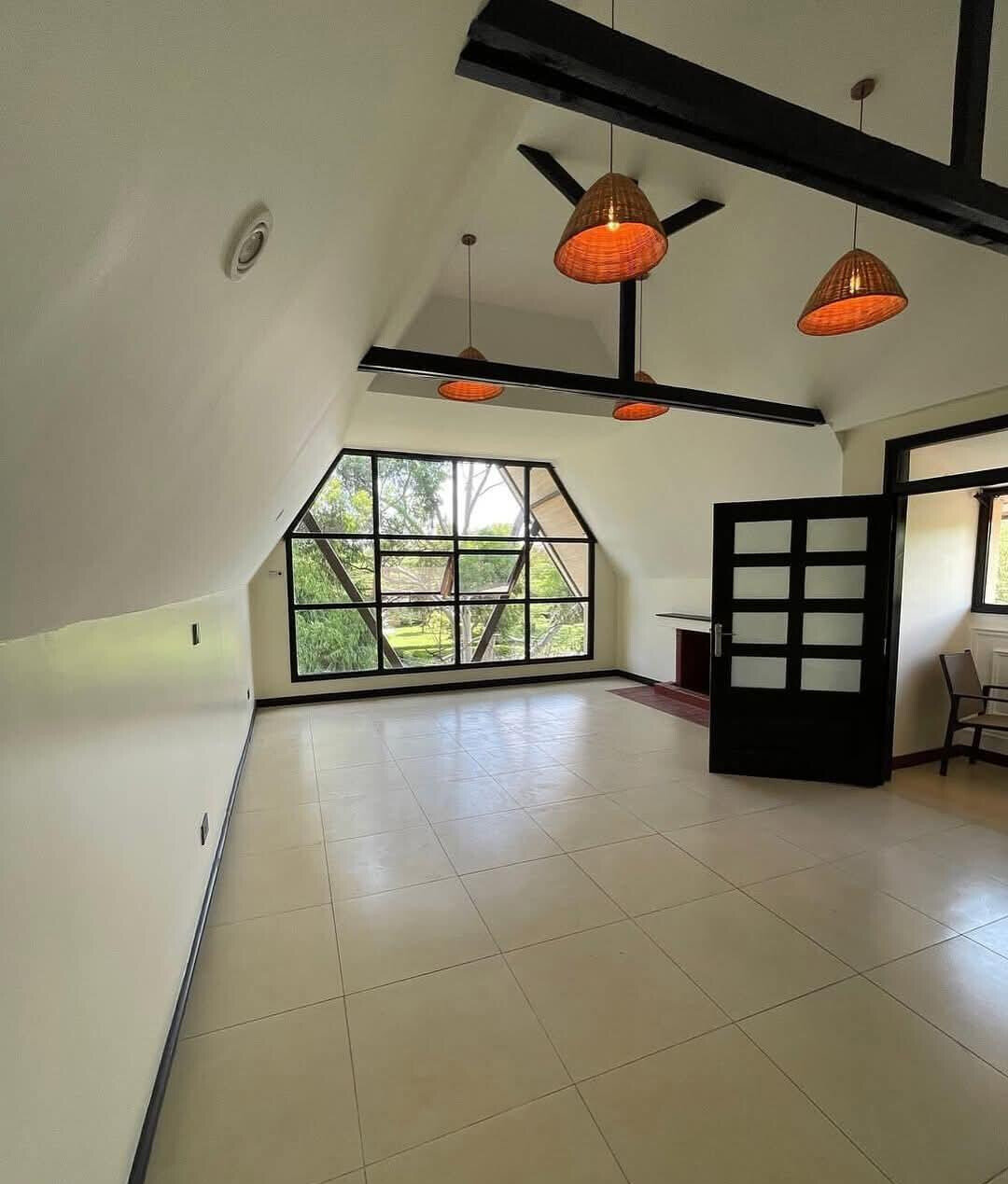 Half-Acre Townhouse with Private Dam & Gym – Karen