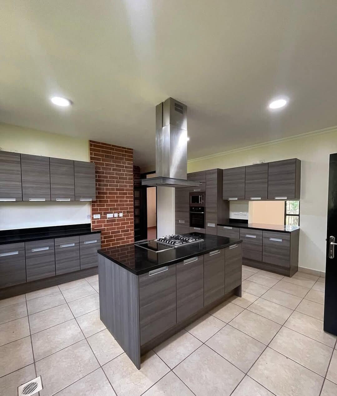Half-Acre Townhouse with Private Dam & Gym – Karen