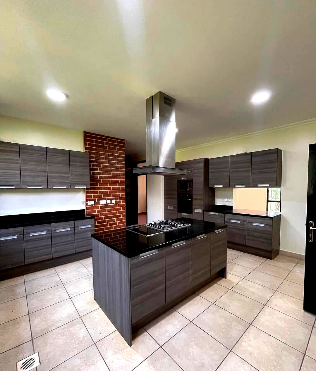 Half-Acre Townhouse with Private Dam & Gym – Karen