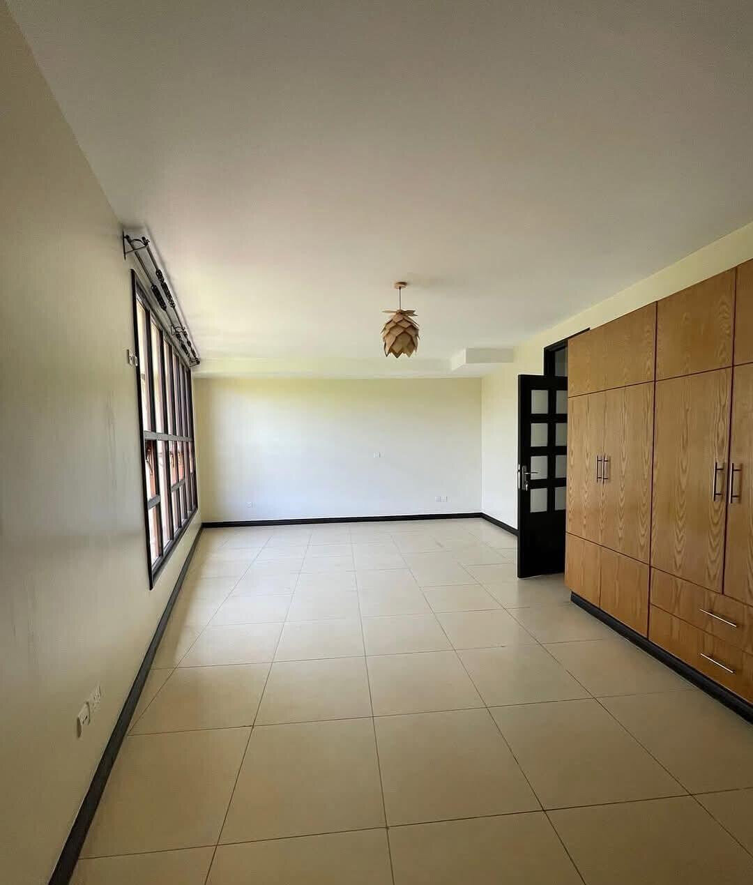 Half-Acre Townhouse with Private Dam & Gym – Karen