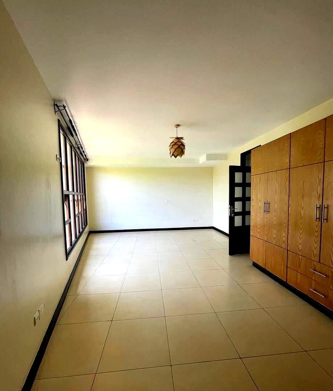 Half-Acre Townhouse with Private Dam & Gym – Karen