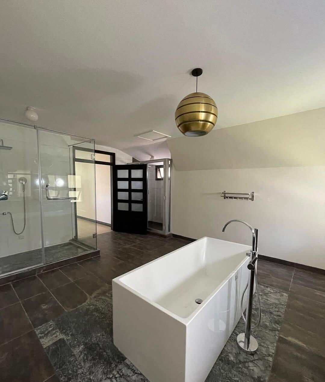 Half-Acre Townhouse with Private Dam & Gym – Karen
