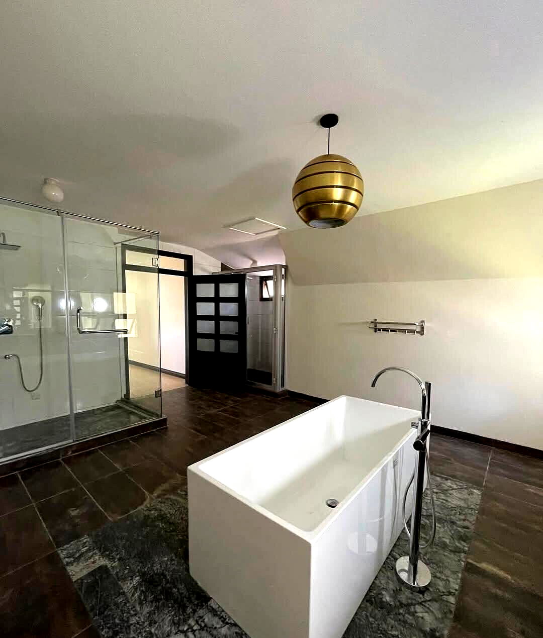 Half-Acre Townhouse with Private Dam & Gym – Karen