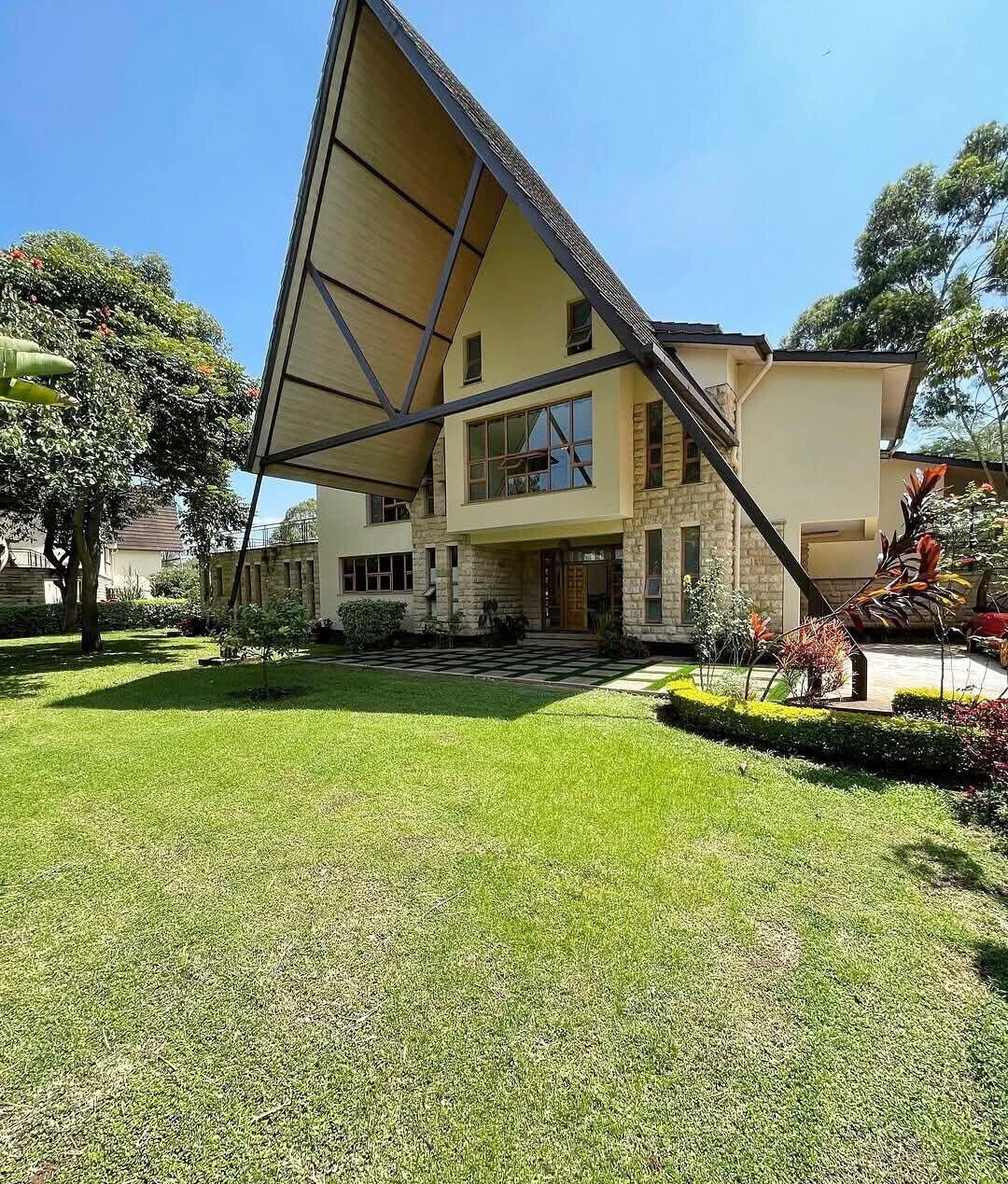 Half-Acre Townhouse with Private Dam & Gym – Karen