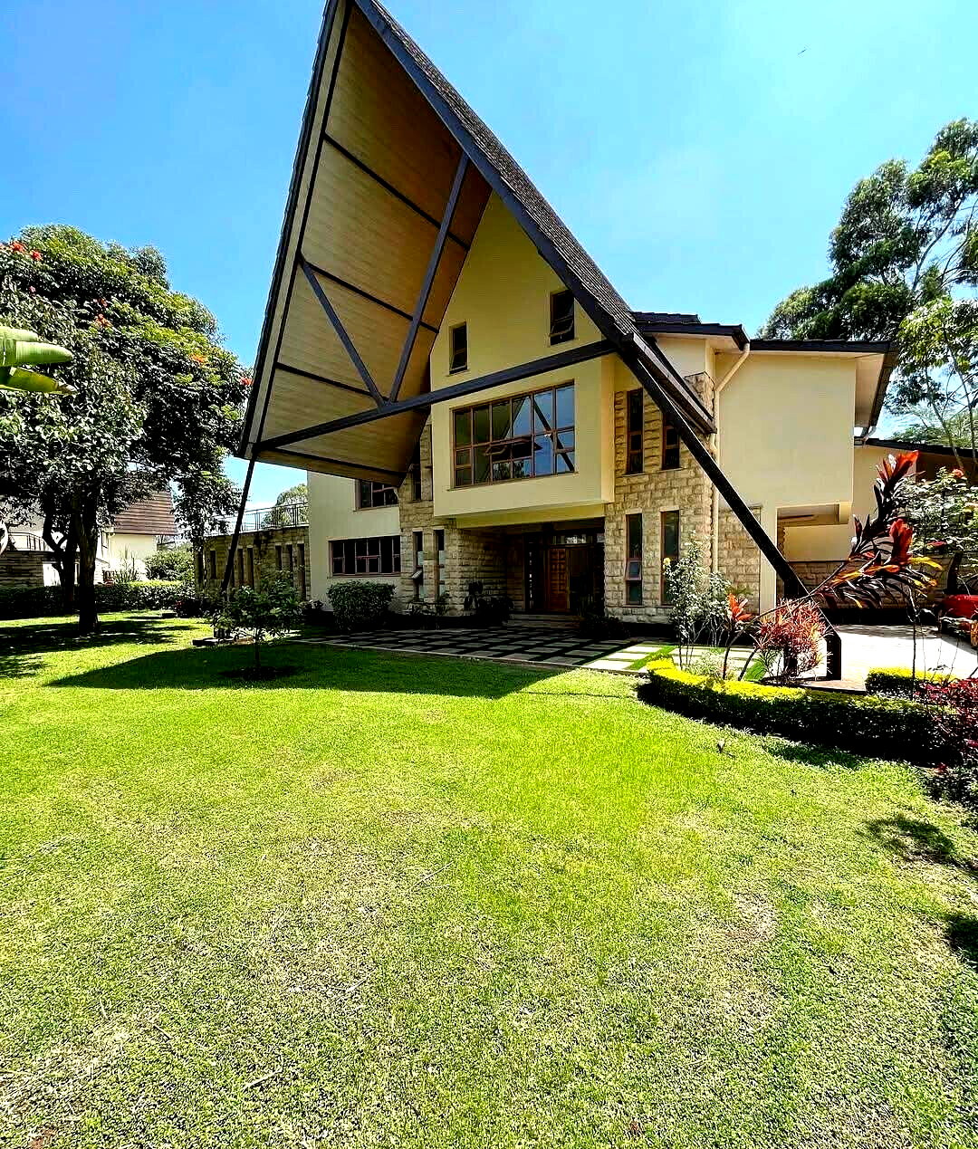 Half-Acre Townhouse with Private Dam & Gym – Karen