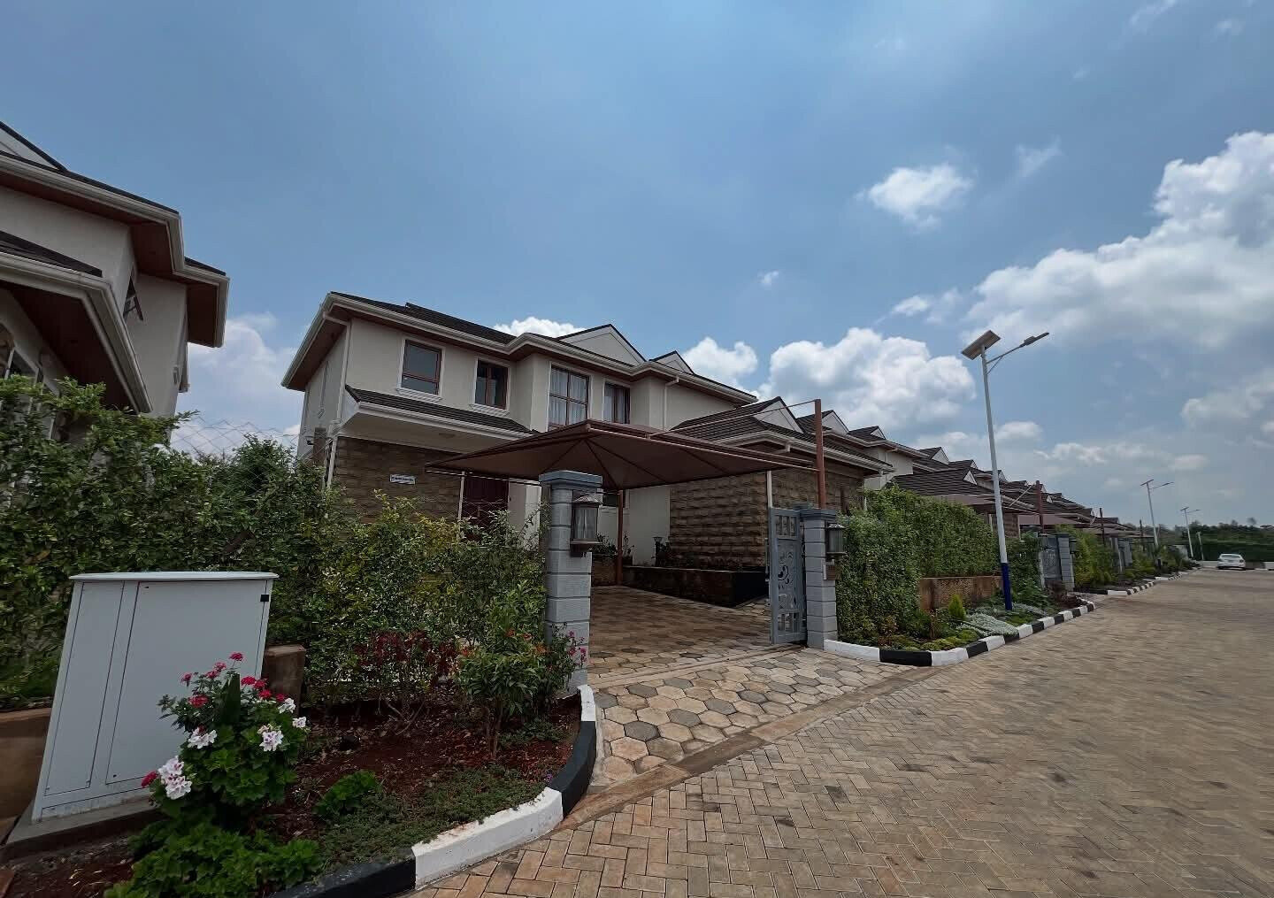 4BR Townhouse with DSQ & Golf Access - Migaa, Ridgeways