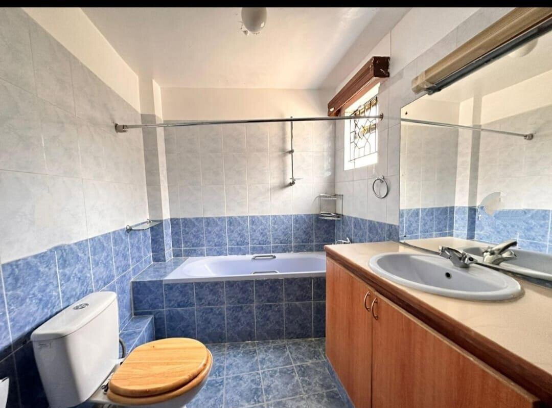 5-Ensuite Townhouse with Study & DSQ - Valley Arcade