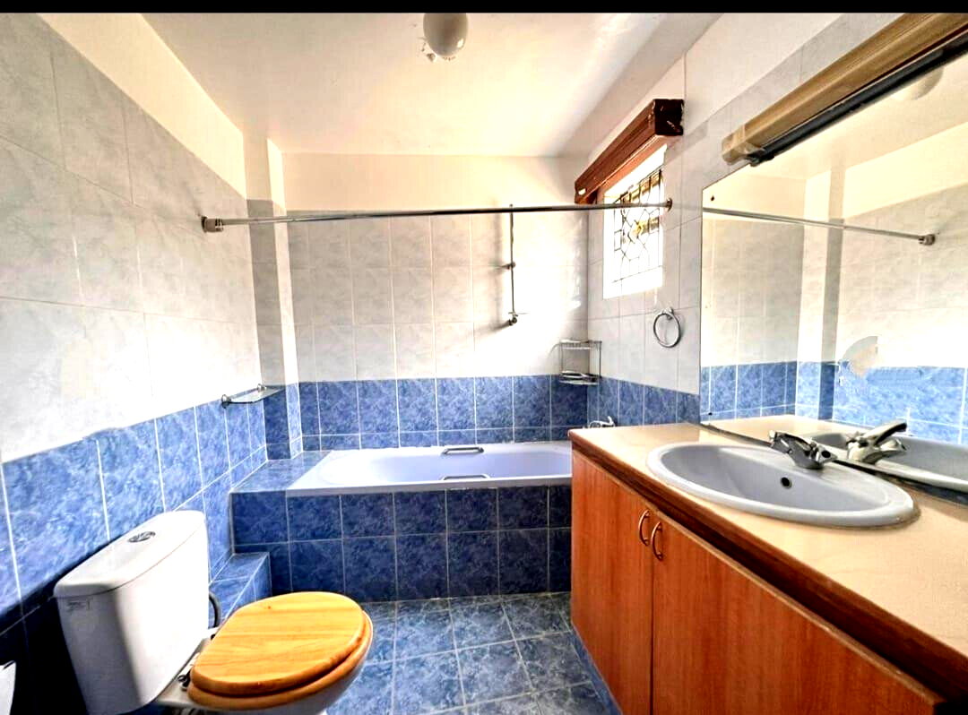 5-Ensuite Townhouse with Study & DSQ - Valley Arcade
