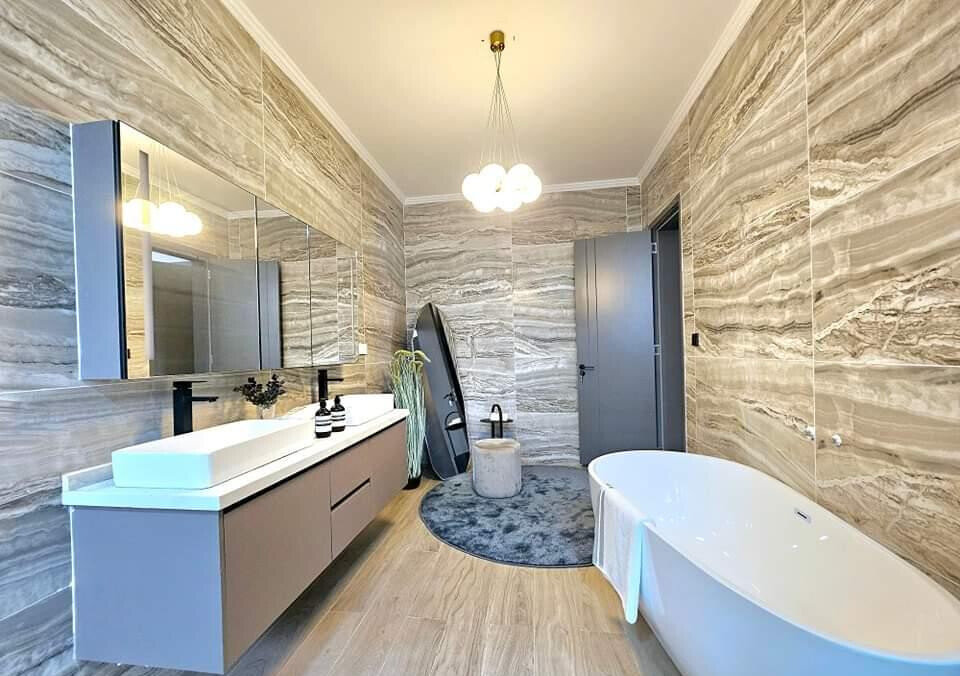 5BR Townhouse with DSQ & Scenic Terrace - Lavington