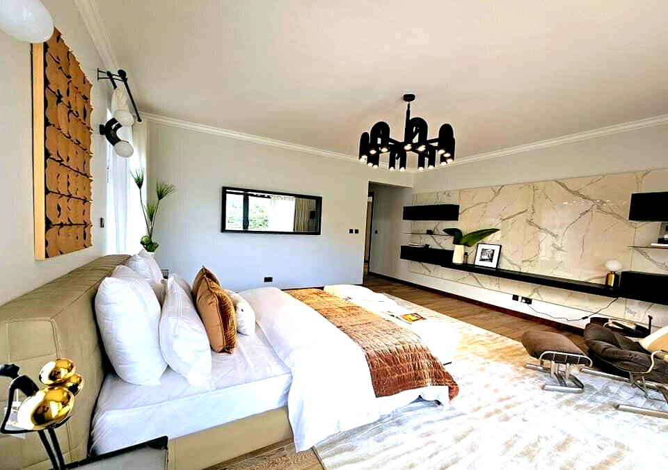 5BR Townhouse with DSQ & Scenic Terrace - Lavington