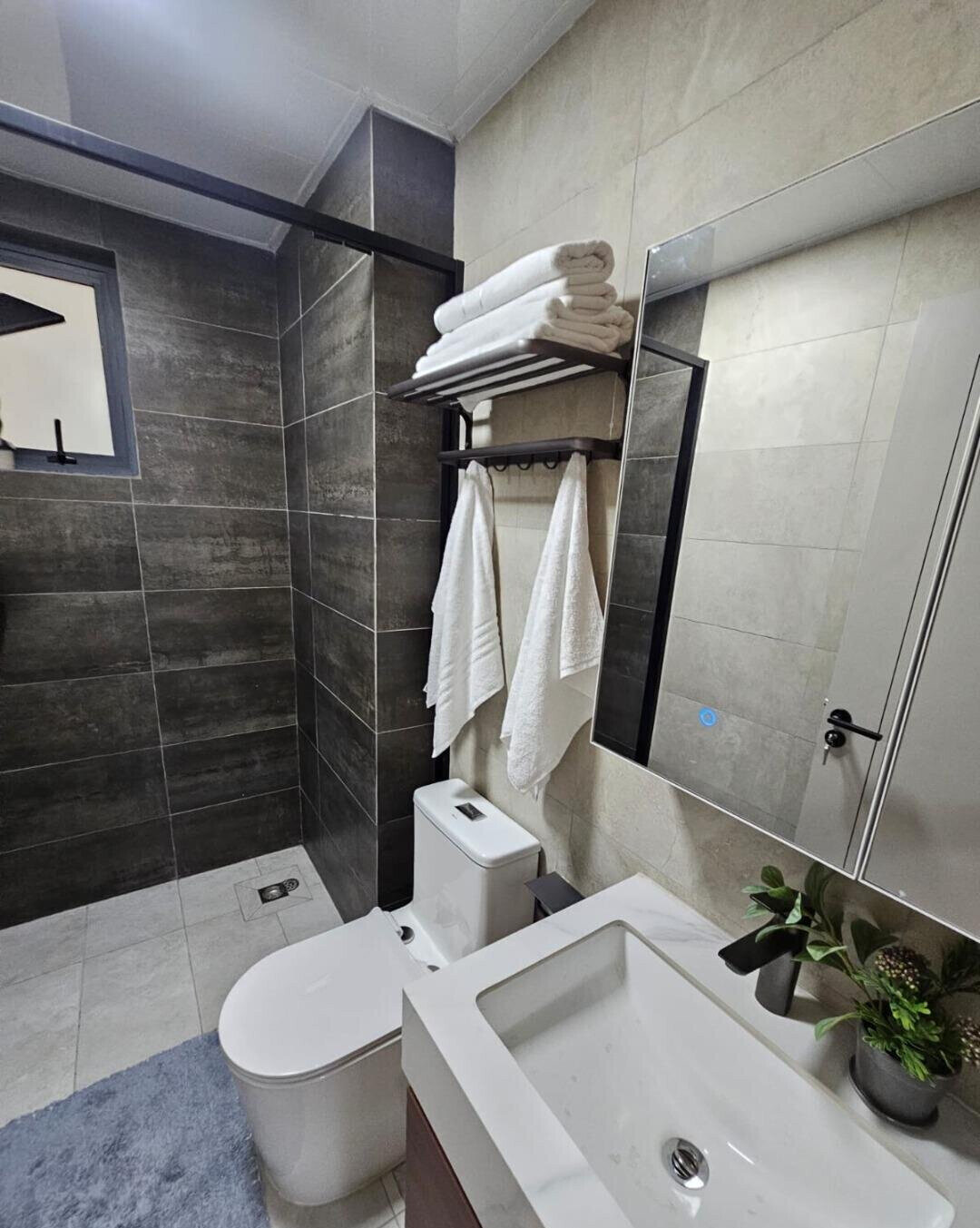 2BR Apartment with Rooftop Pool & Gym - Westlands