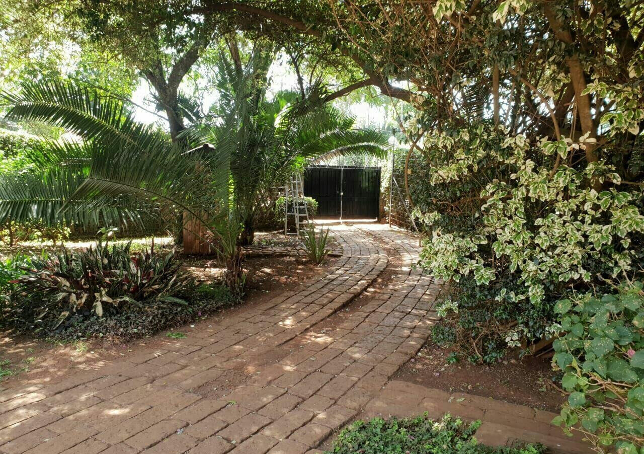 6BR Townhouse with Pool on Full Acre - Runda
