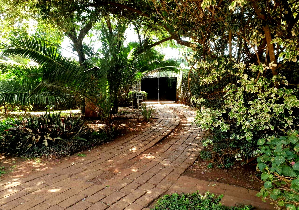 6BR Townhouse with Pool on Full Acre - Runda