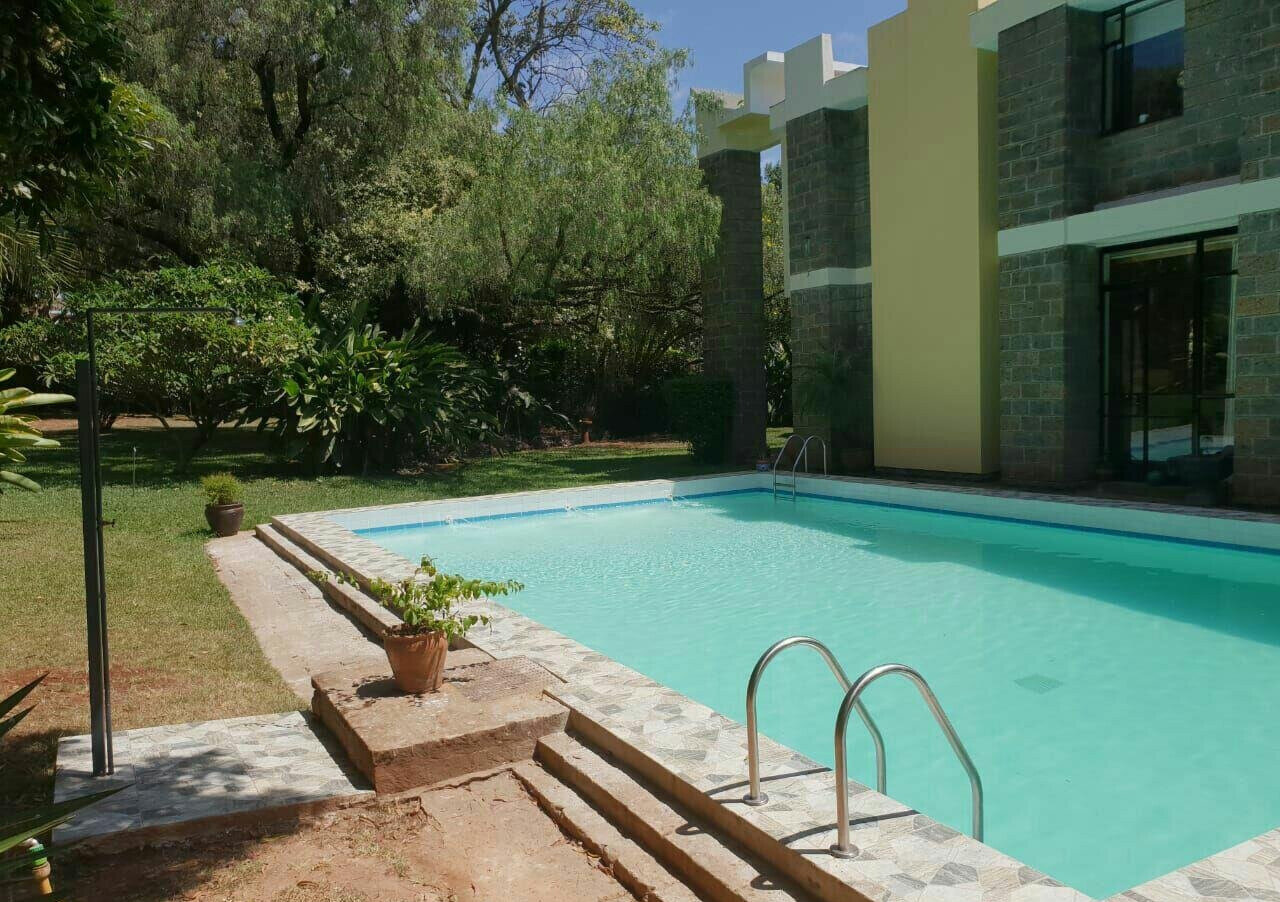 6BR Townhouse with Pool on Full Acre - Runda