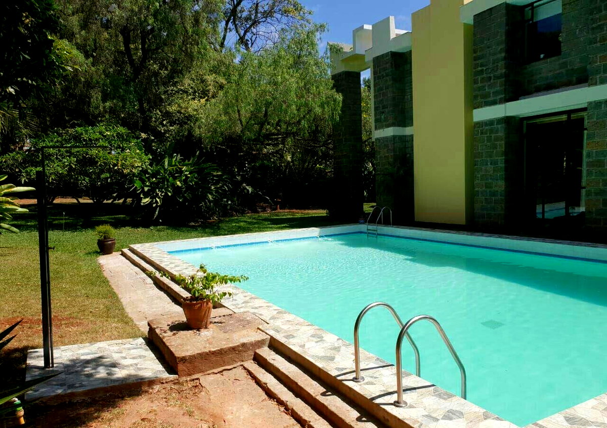 6BR Townhouse with Pool on Full Acre - Runda