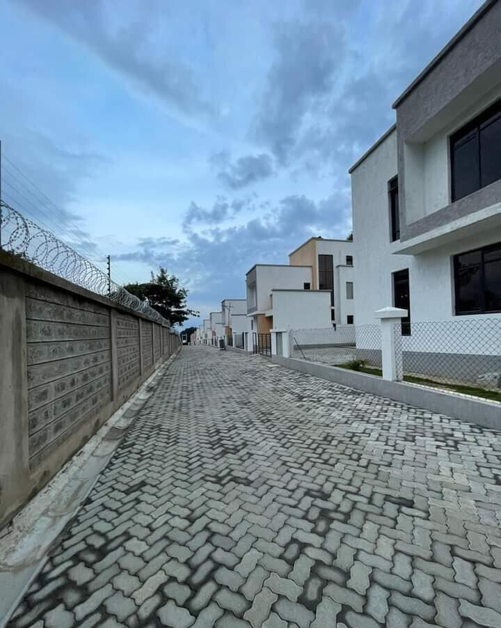 3BR Townhouse with DSQ & Ready Title Deed - Rimpa, Rongai