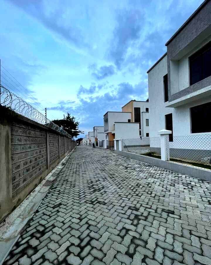 3BR Townhouse with DSQ & Ready Title Deed - Rimpa, Rongai