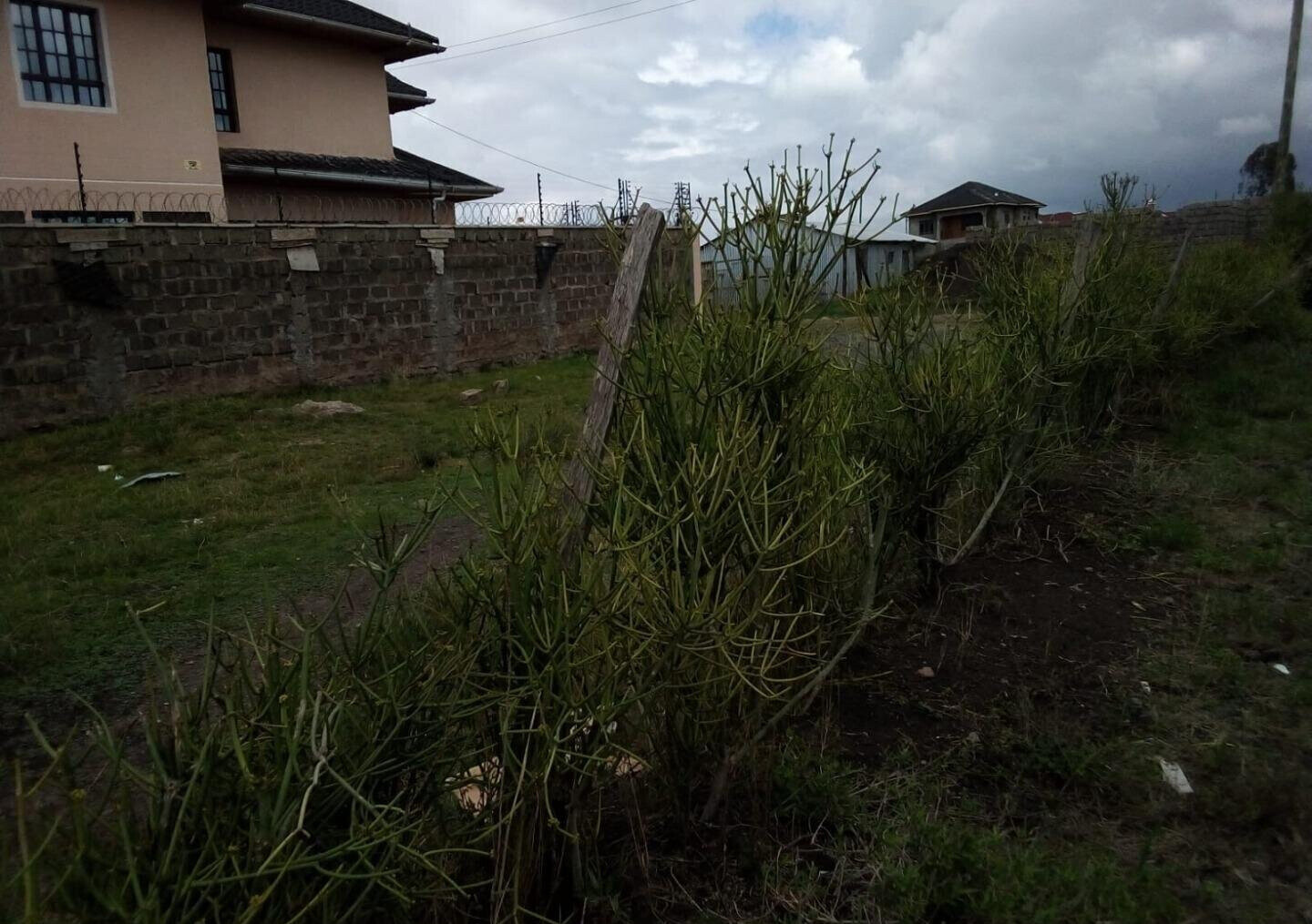 40x80 Plot Under 2.5M