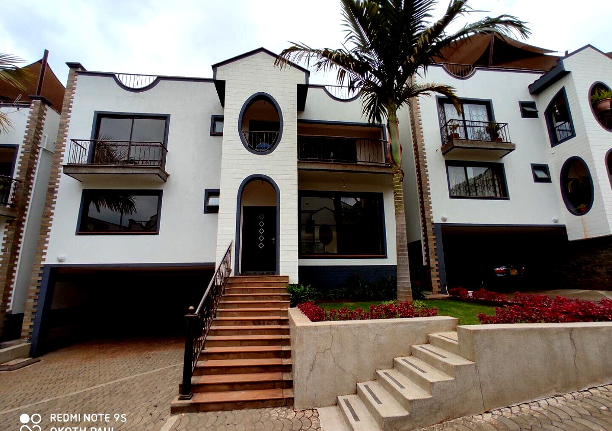 5-Ensuite Townhouse with Pool & DSQ - Grevillea Grove, Westlands
