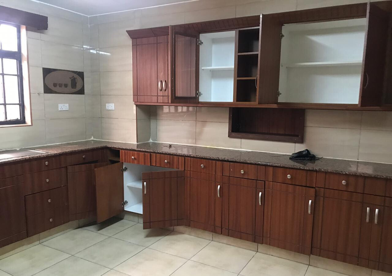 4-Bed Townhouse with Family Room & Fitted Kitchen - Lavington