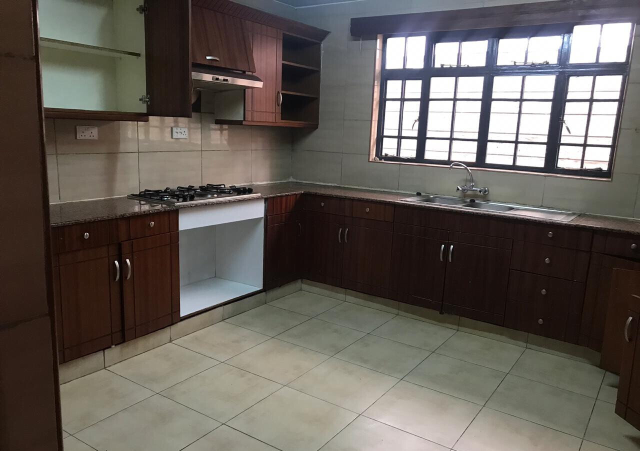 4-Bed Townhouse with Family Room & Fitted Kitchen - Lavington