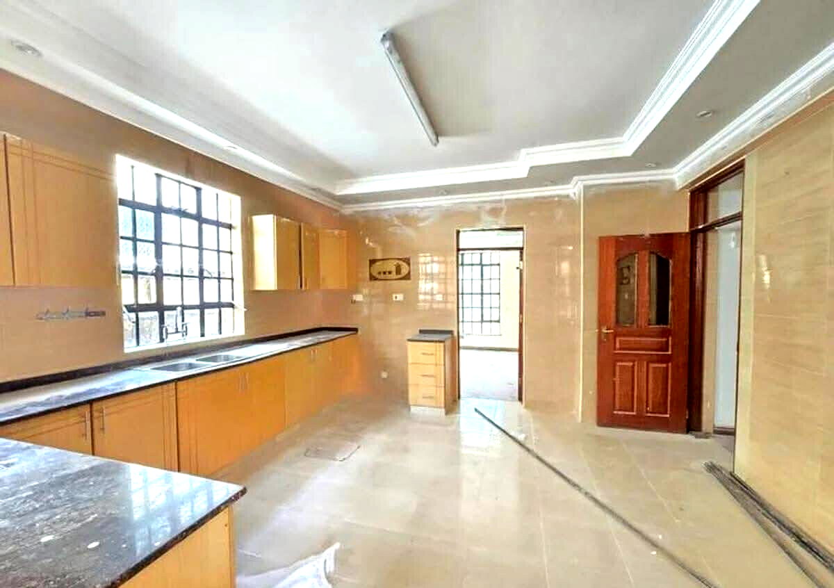 5-Ensuite Townhouse with Servant Quarters & Generator - Lavington