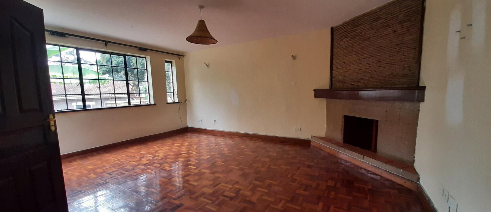 5-Ensuite Family Townhouse with Sunken Lounge & Fireplace - Lavington