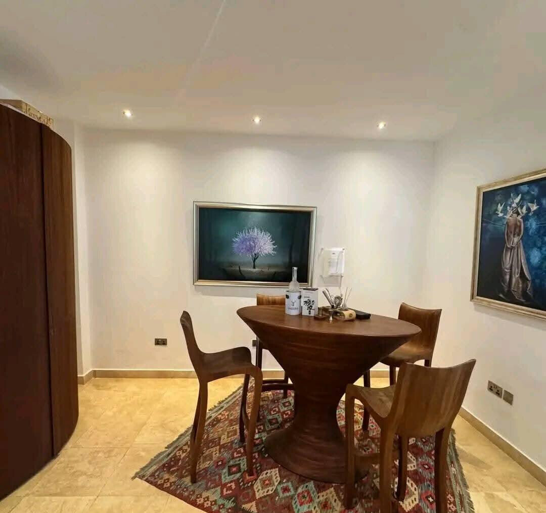 5BR All-Ensuite Townhouse with Sunken Lounge & Fireplace - Old Runda