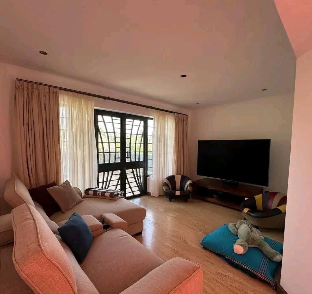5BR All-Ensuite Townhouse with Sunken Lounge & Fireplace - Old Runda