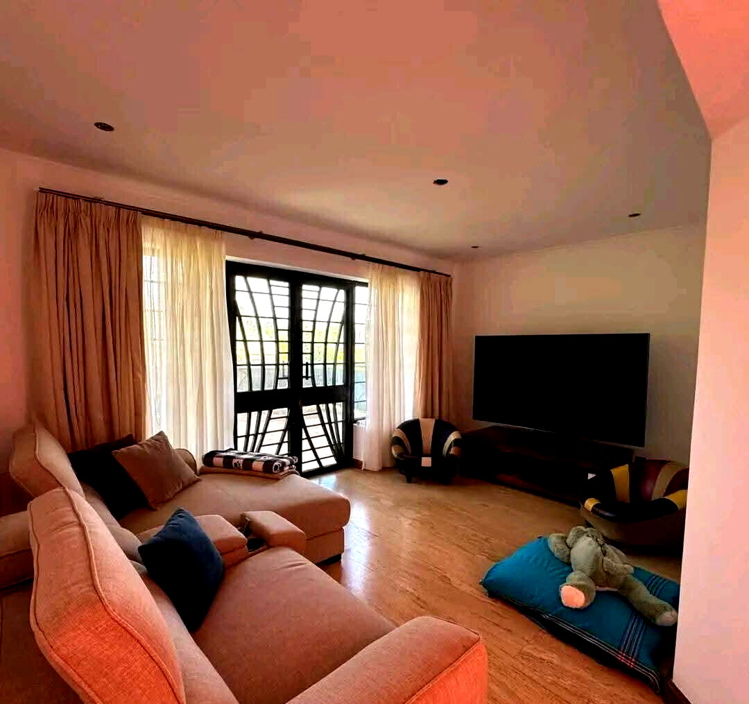 5BR All-Ensuite Townhouse with Sunken Lounge & Fireplace - Old Runda