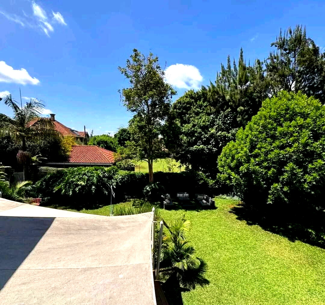 5BR All-Ensuite Townhouse with Sunken Lounge & Fireplace - Old Runda