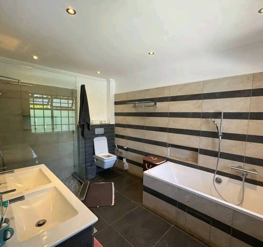 5BR All-Ensuite Townhouse with Sunken Lounge & Fireplace - Old Runda