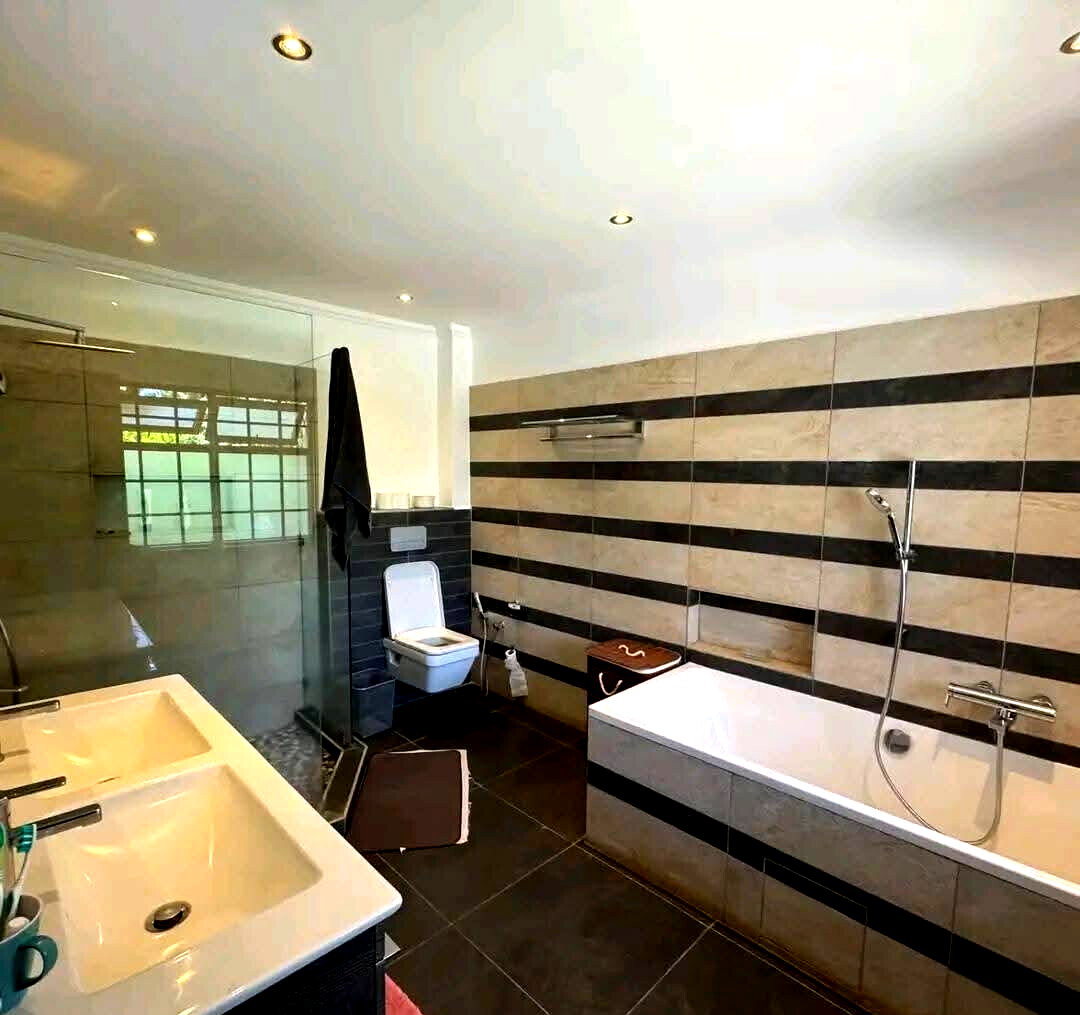 5BR All-Ensuite Townhouse with Sunken Lounge & Fireplace - Old Runda