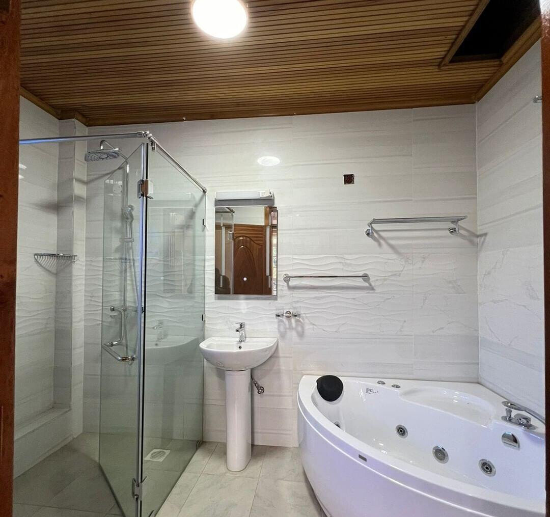 Modern 5-Bed Townhouse with DSQ & Garden - Lavington Gated