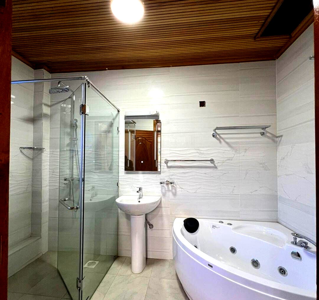Modern 5-Bed Townhouse with DSQ & Garden - Lavington Gated