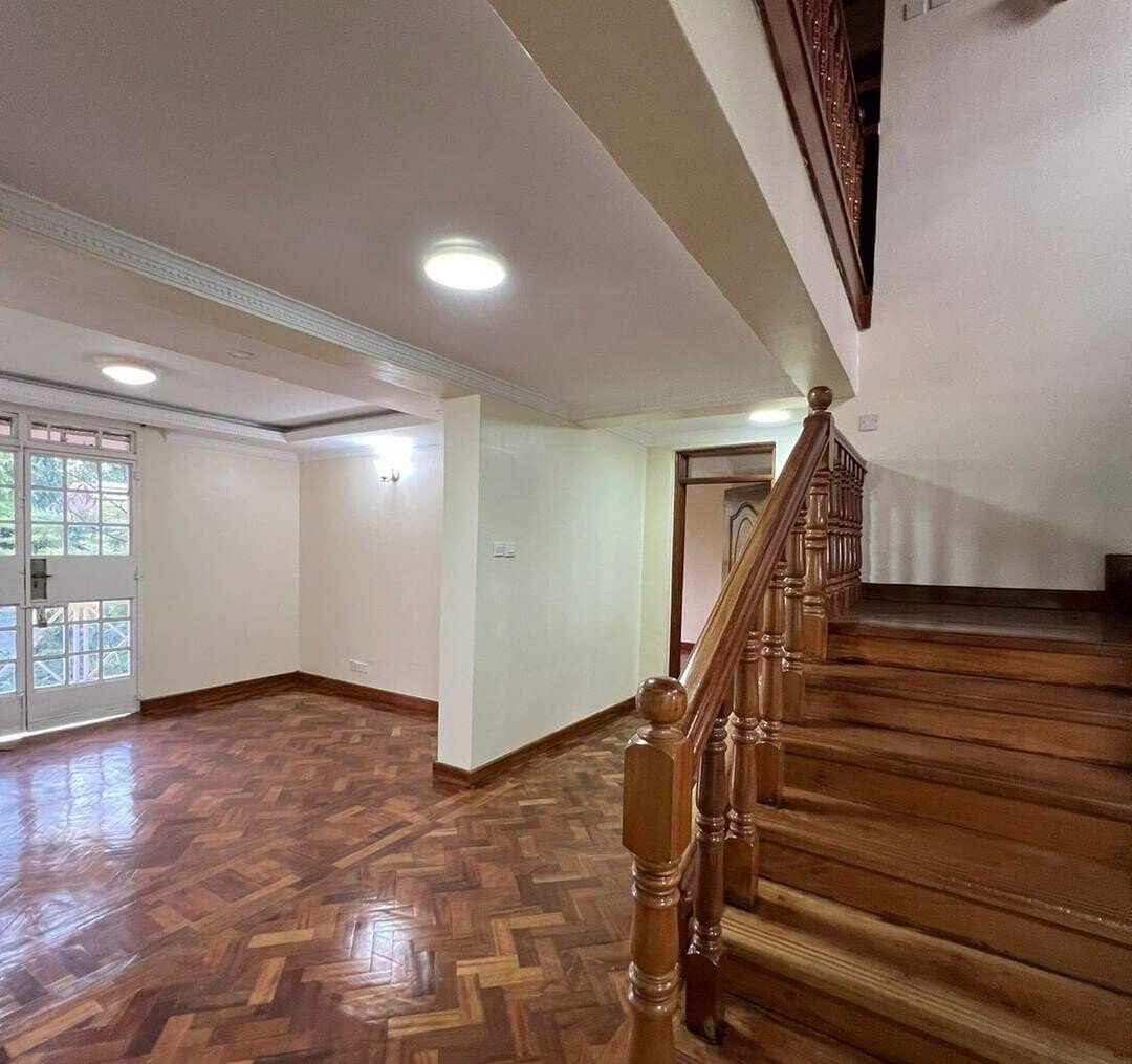 Modern 5-Bed Townhouse with DSQ & Garden - Lavington Gated