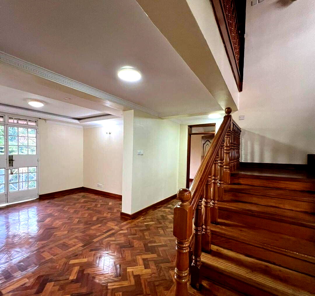 Modern 5-Bed Townhouse with DSQ & Garden - Lavington Gated