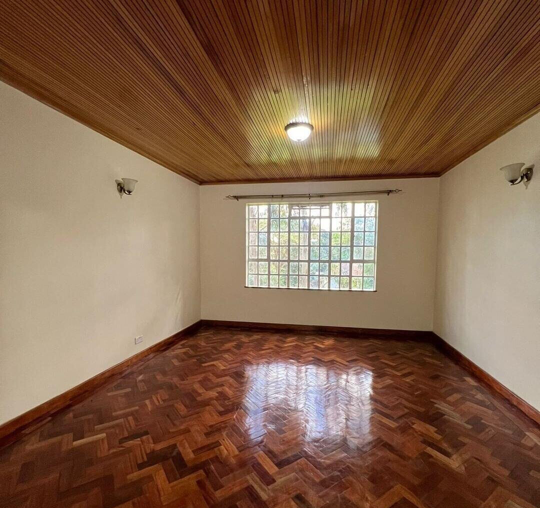 Modern 5-Bed Townhouse with DSQ & Garden - Lavington Gated