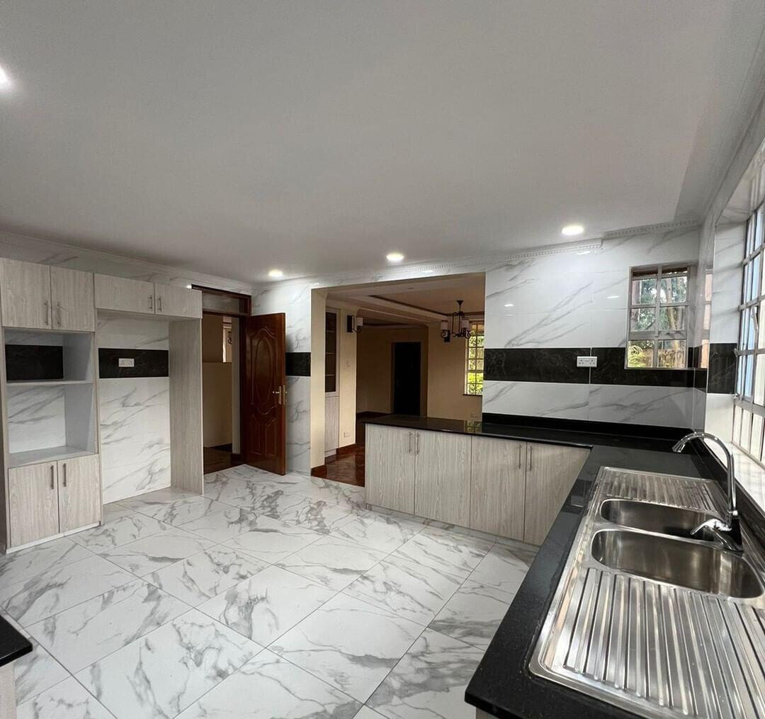 Modern 5-Bed Townhouse with DSQ & Garden - Lavington Gated