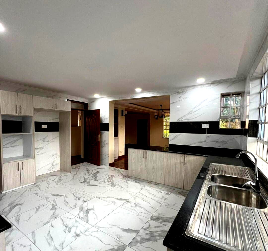 Modern 5-Bed Townhouse with DSQ & Garden - Lavington Gated