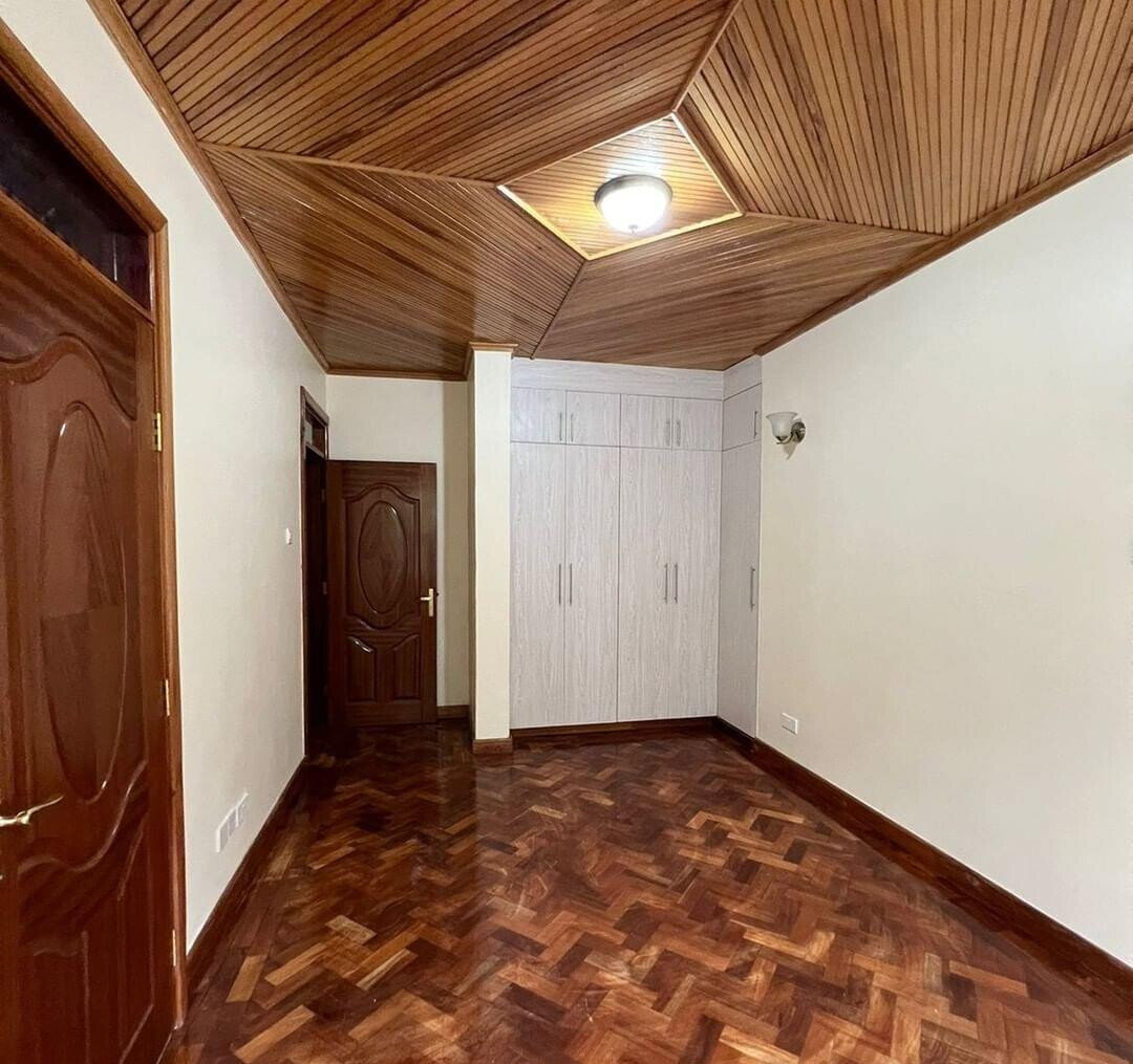 Modern 5-Bed Townhouse with DSQ & Garden - Lavington Gated