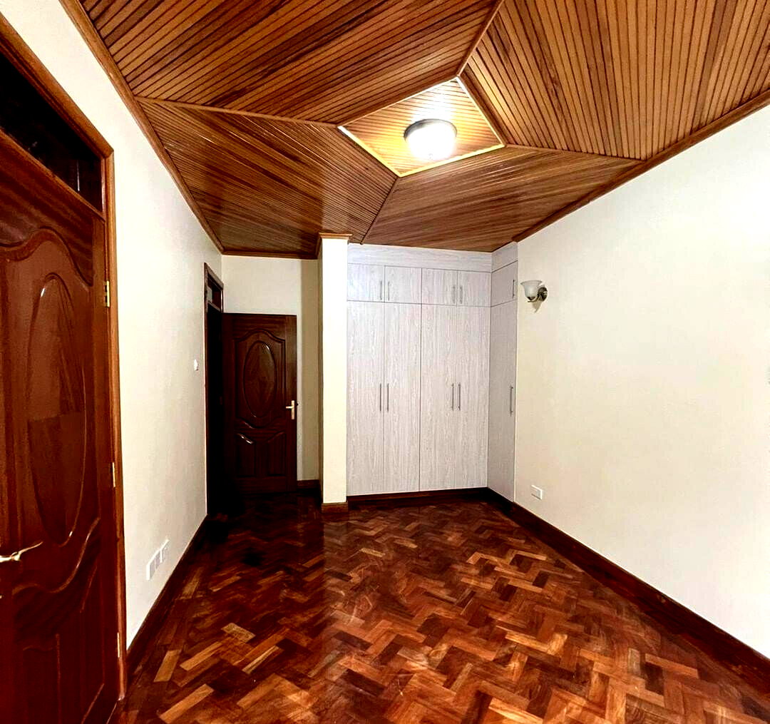Modern 5-Bed Townhouse with DSQ & Garden - Lavington Gated